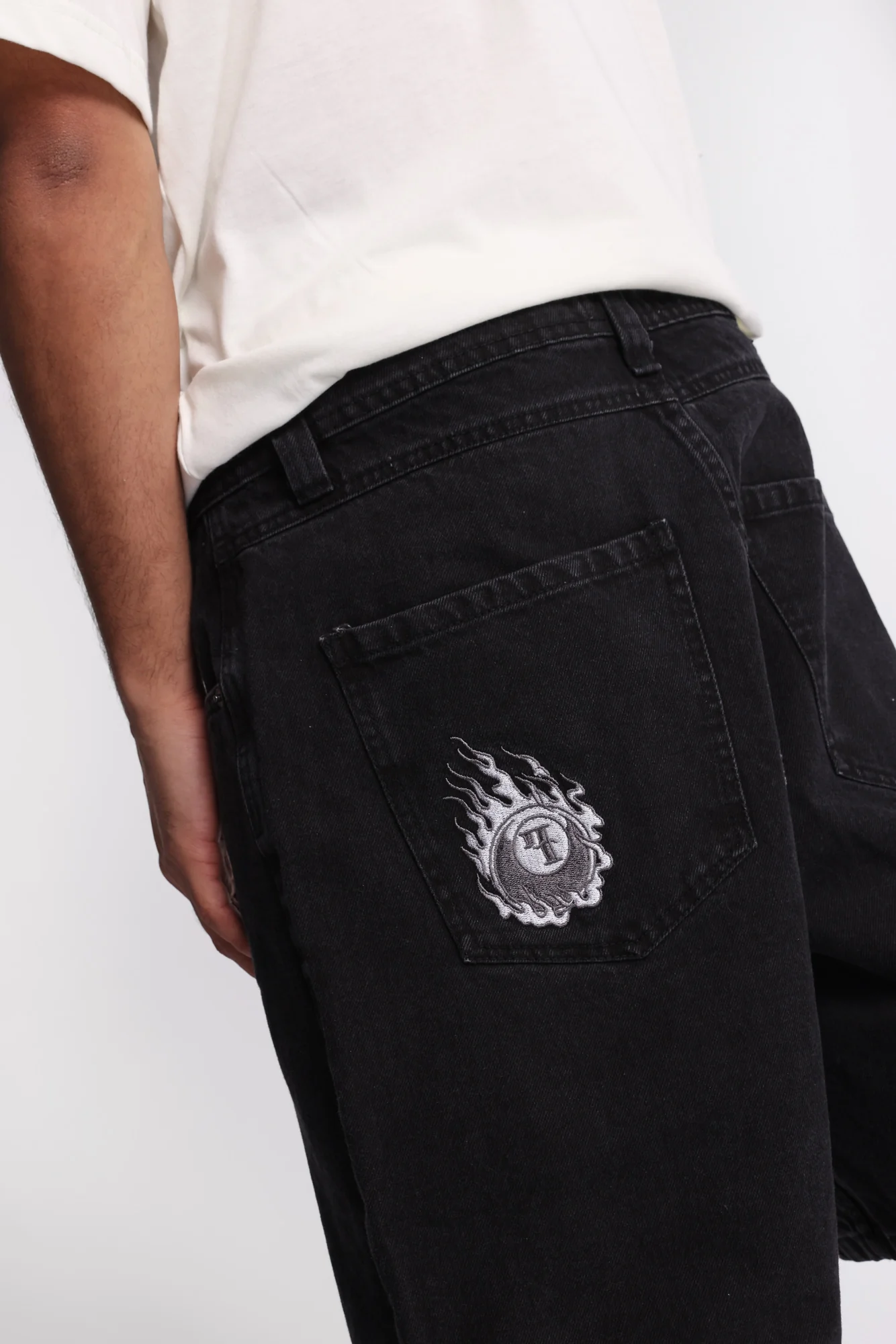 Short en denim ample brodé