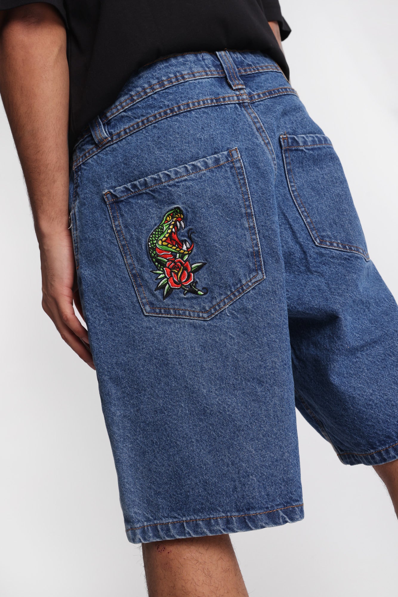 Short en denim ample brodé