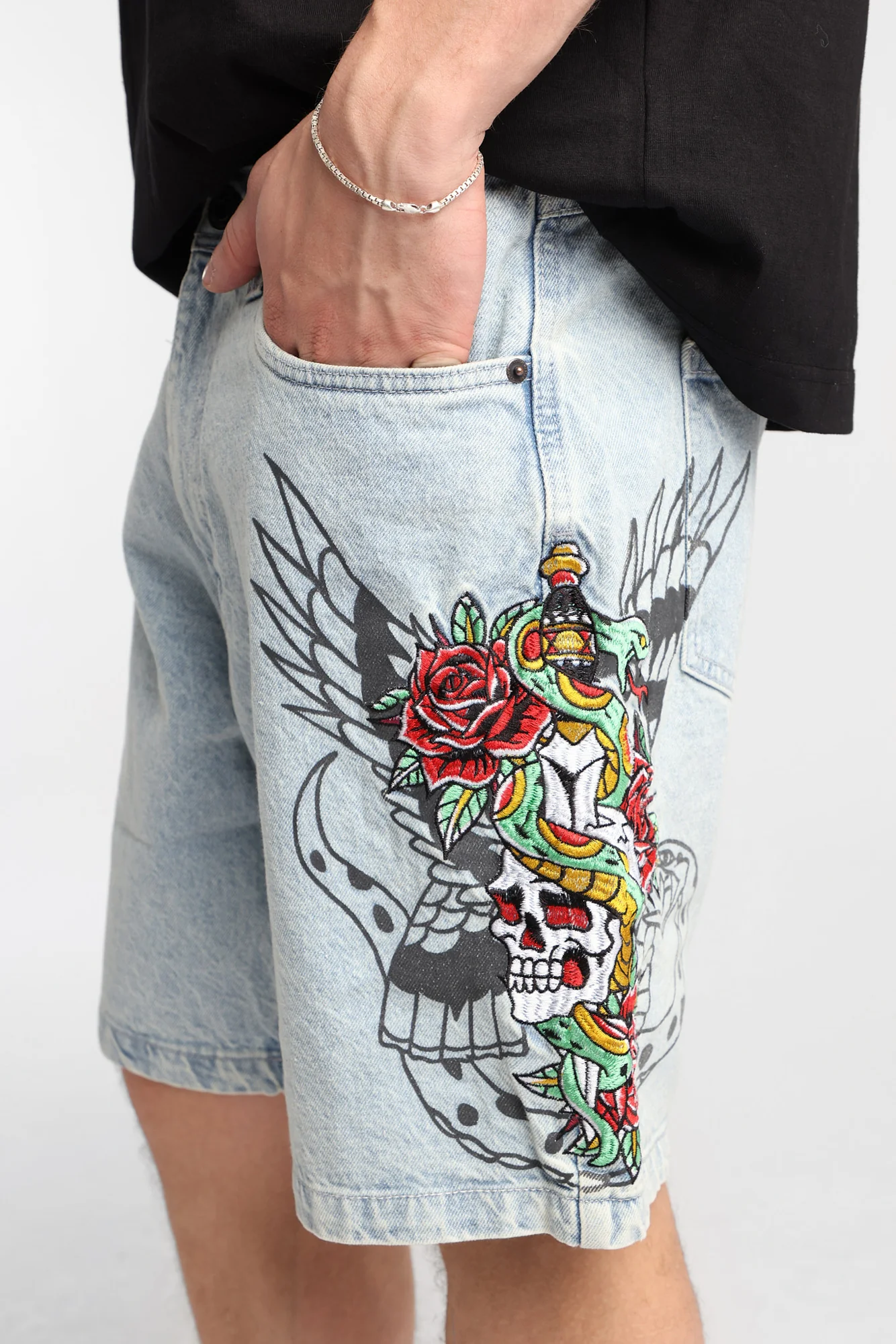 Short en denim ample brodé