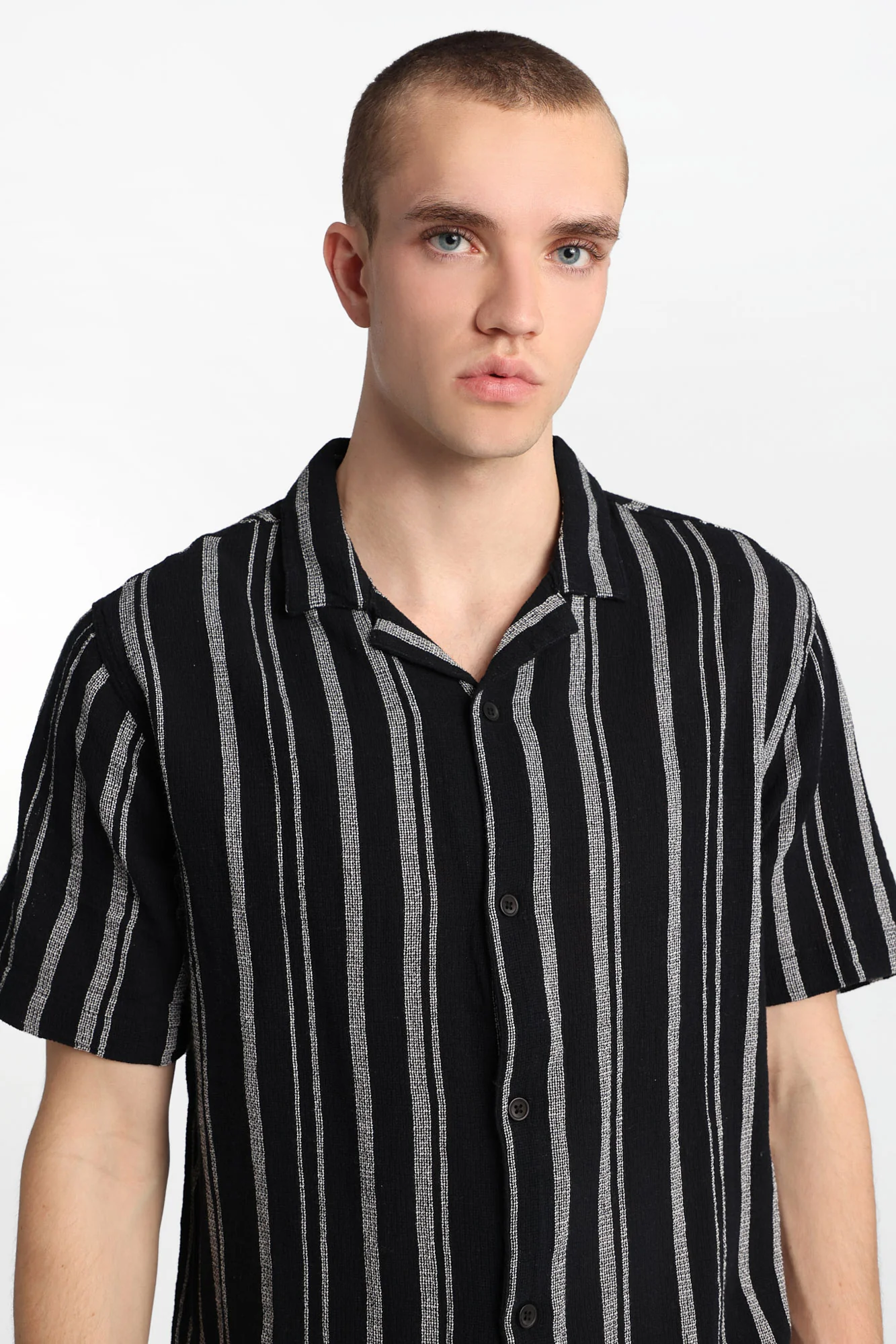Chemise boutonnée en gaze de coton à rayures - Image 3