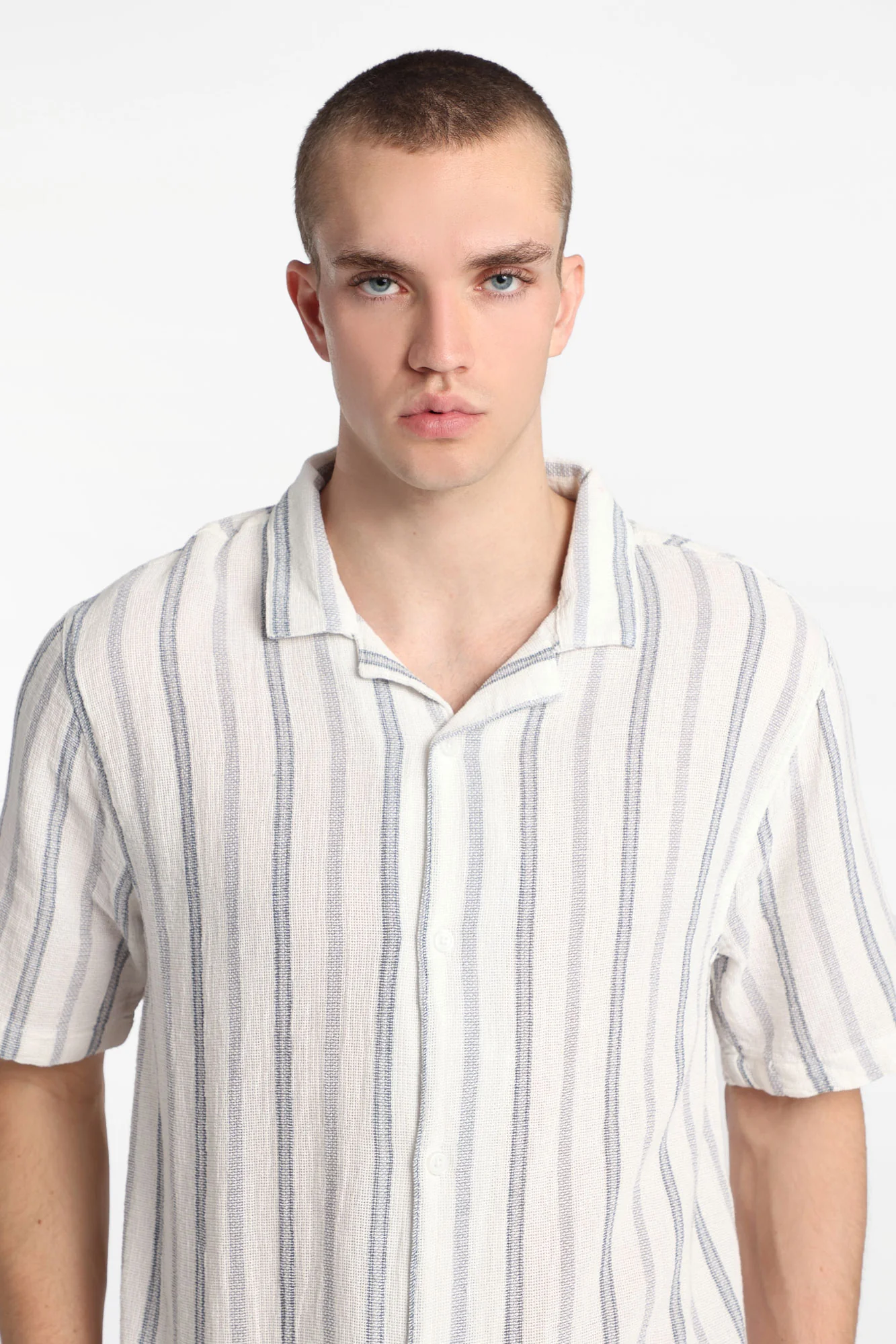 Chemise boutonnée en gaze de coton à rayures - Image 2