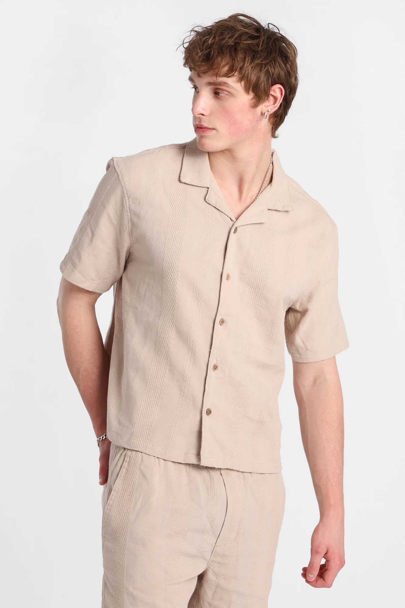 Chemise boutonnée texturée à rayures - Image 9