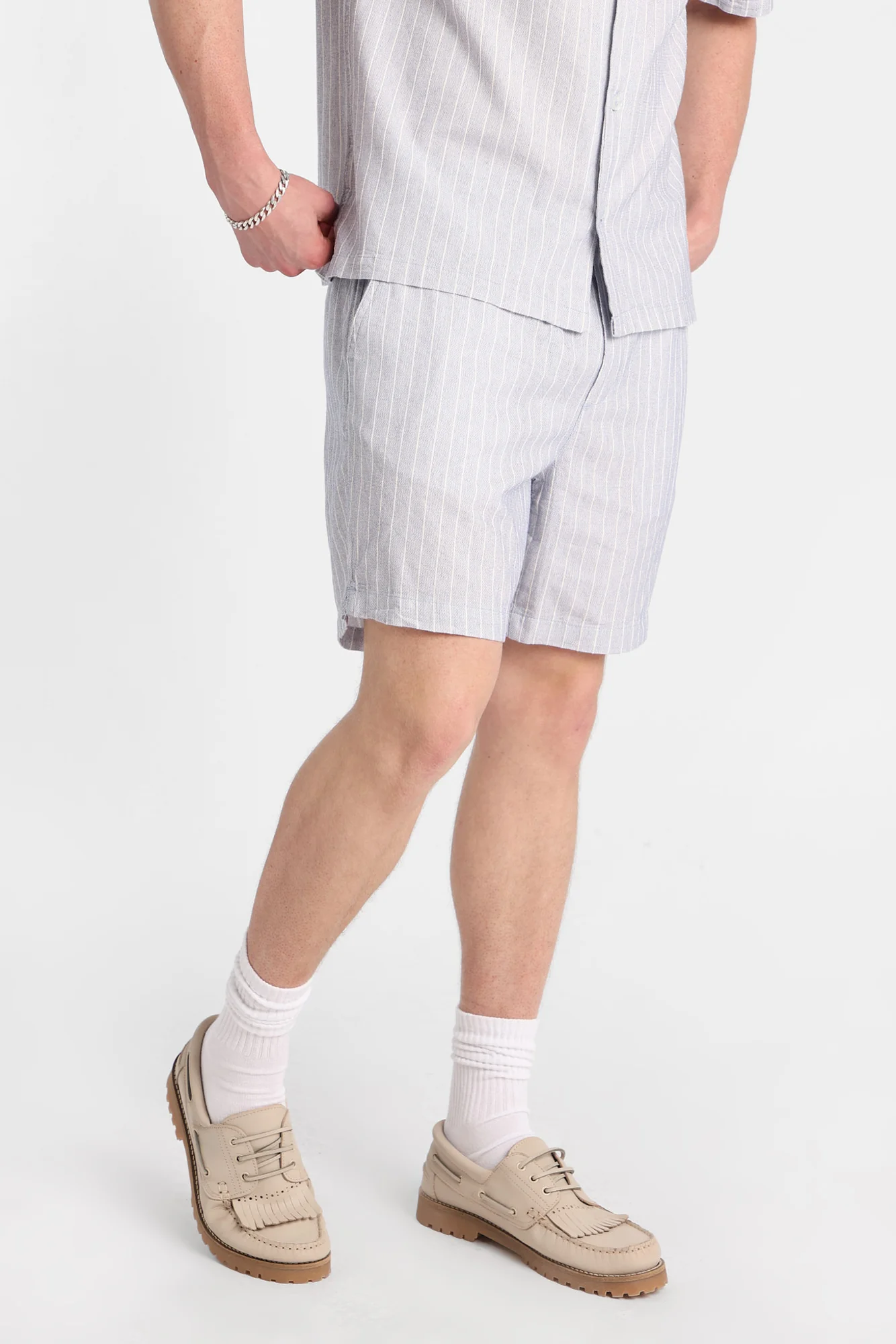 Short texturé à fines rayures 7 po
