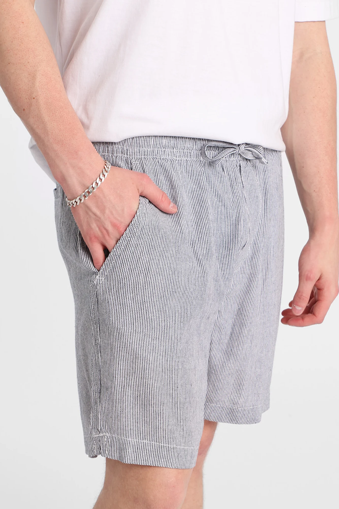 Short en mélange de lin à rayures teintées dans le fil 7 po - Image 2