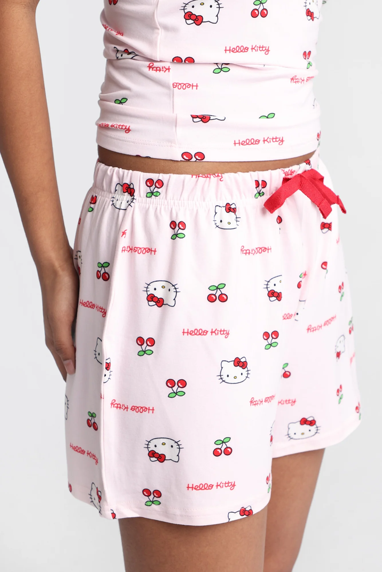 Ensemble camisole et short pyjama imprimé cerises Hello Kitty - Image 4