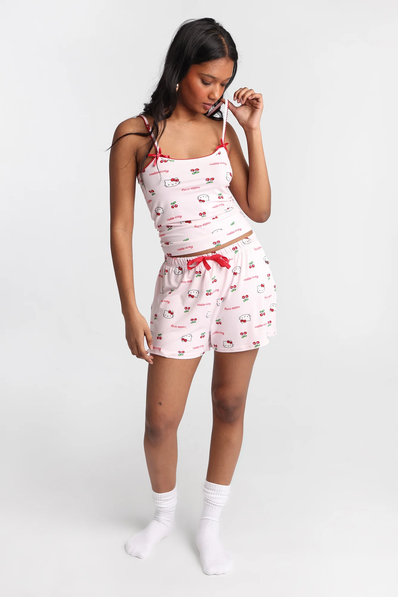 Ensemble camisole et short pyjama imprimé cerises Hello Kitty - Image 5