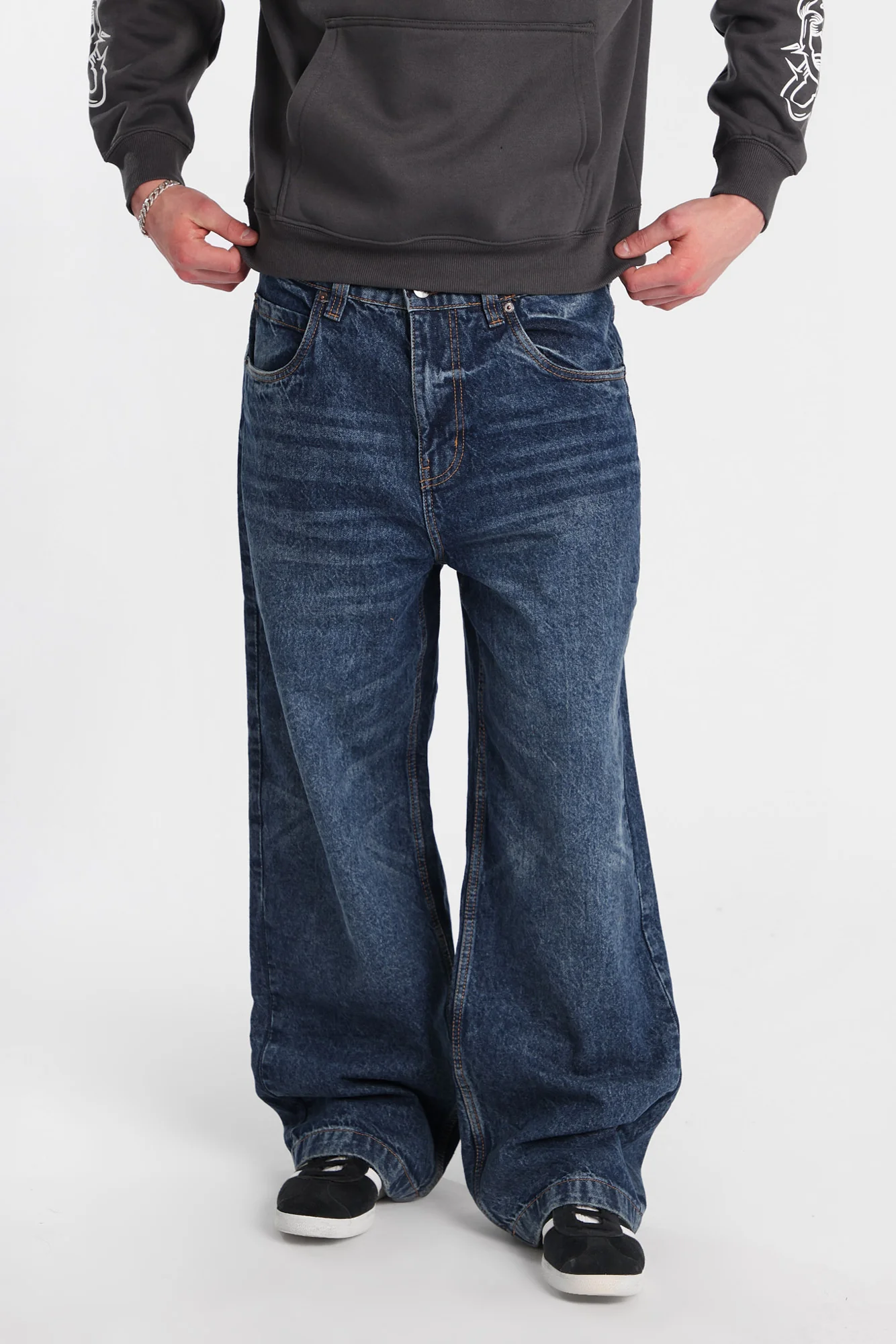 Ultra-Baggy Jeans