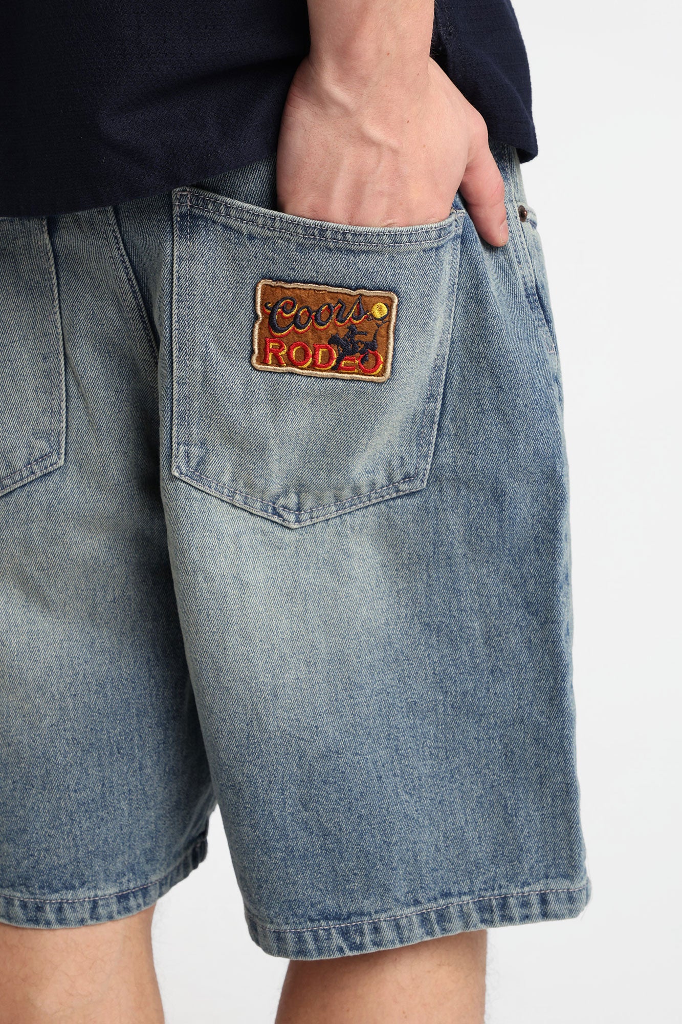 Short en denim ample à écusson Coors Rodeo brodé