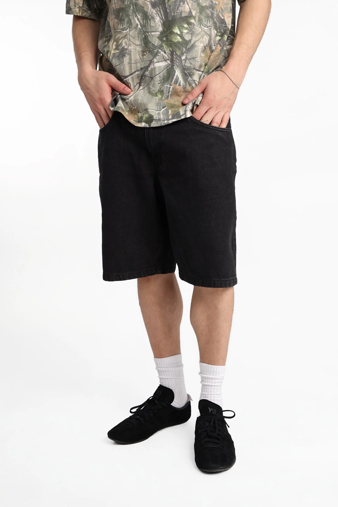 Short en denim ample F1 brodé - Image 3