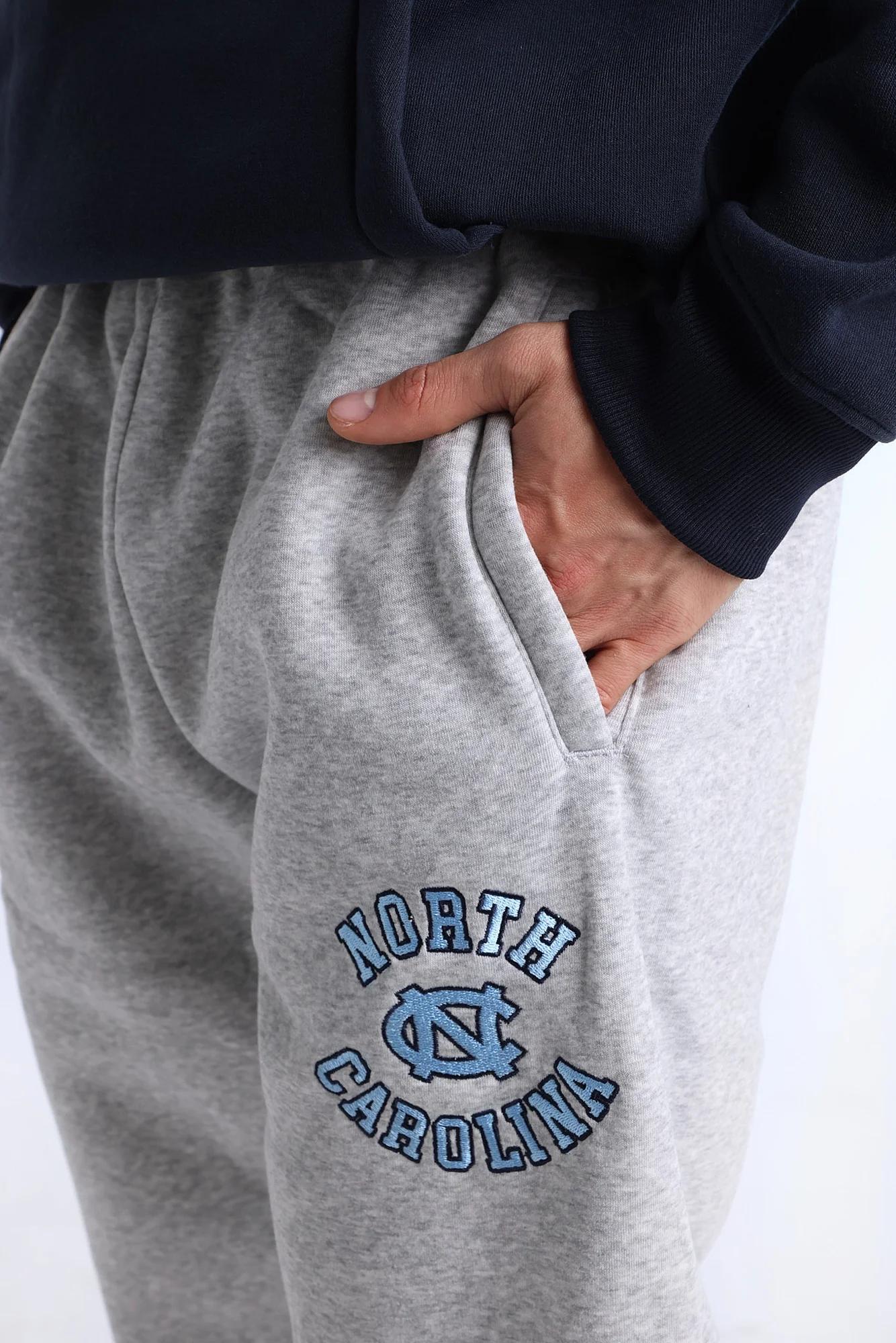 Jogger en molleton brodé North Carolina Tar Heels - Image 2