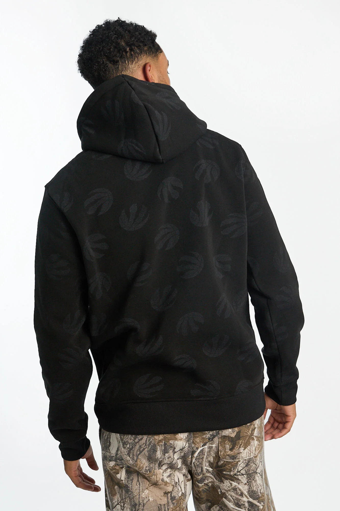 Haut à capuchon imprimé ton sur ton et logo chenille Toronto Raptors homme - Image 3