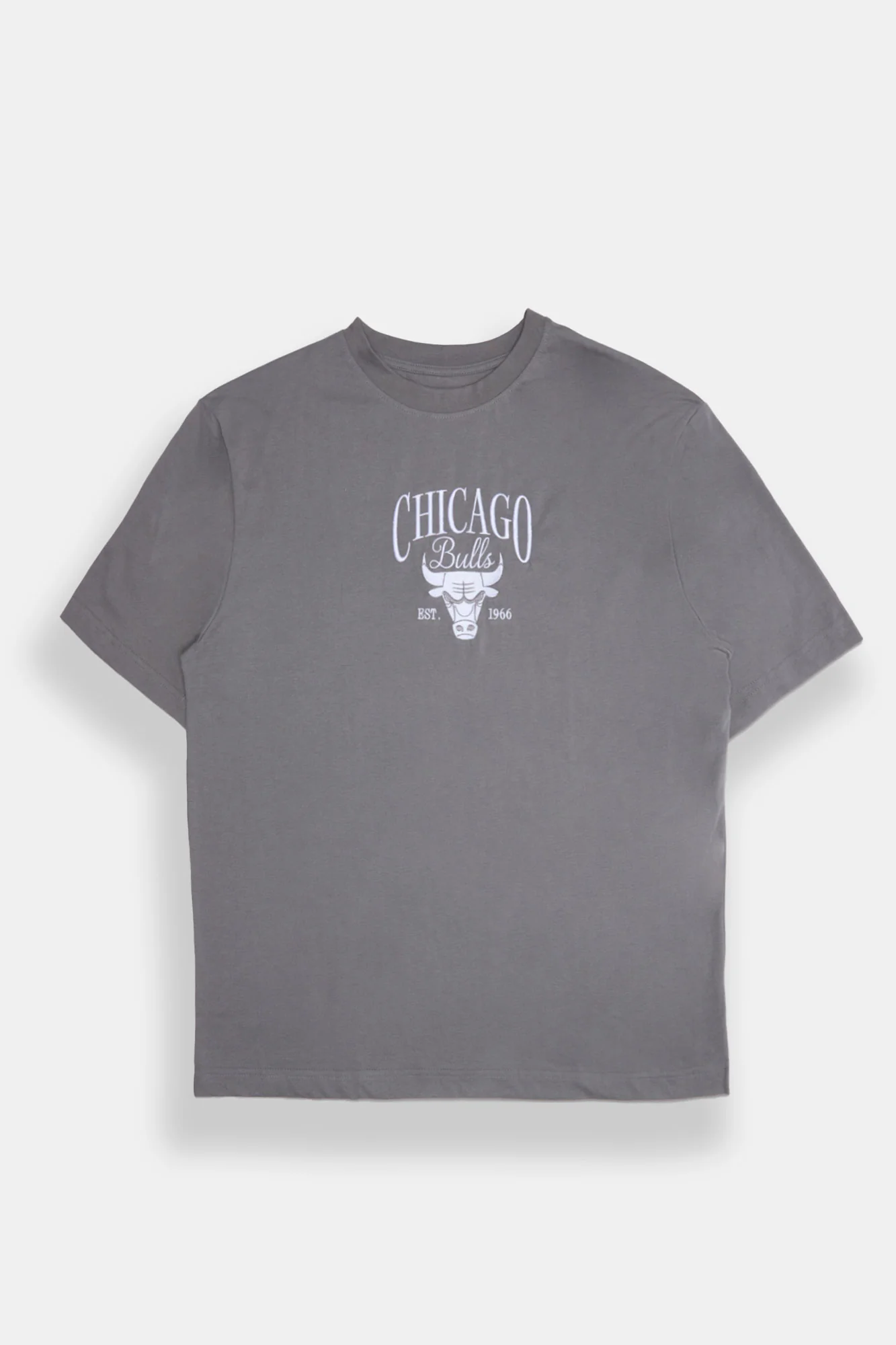 Chicago Bulls Embroidered Graphic Oversized Tee - Image 2