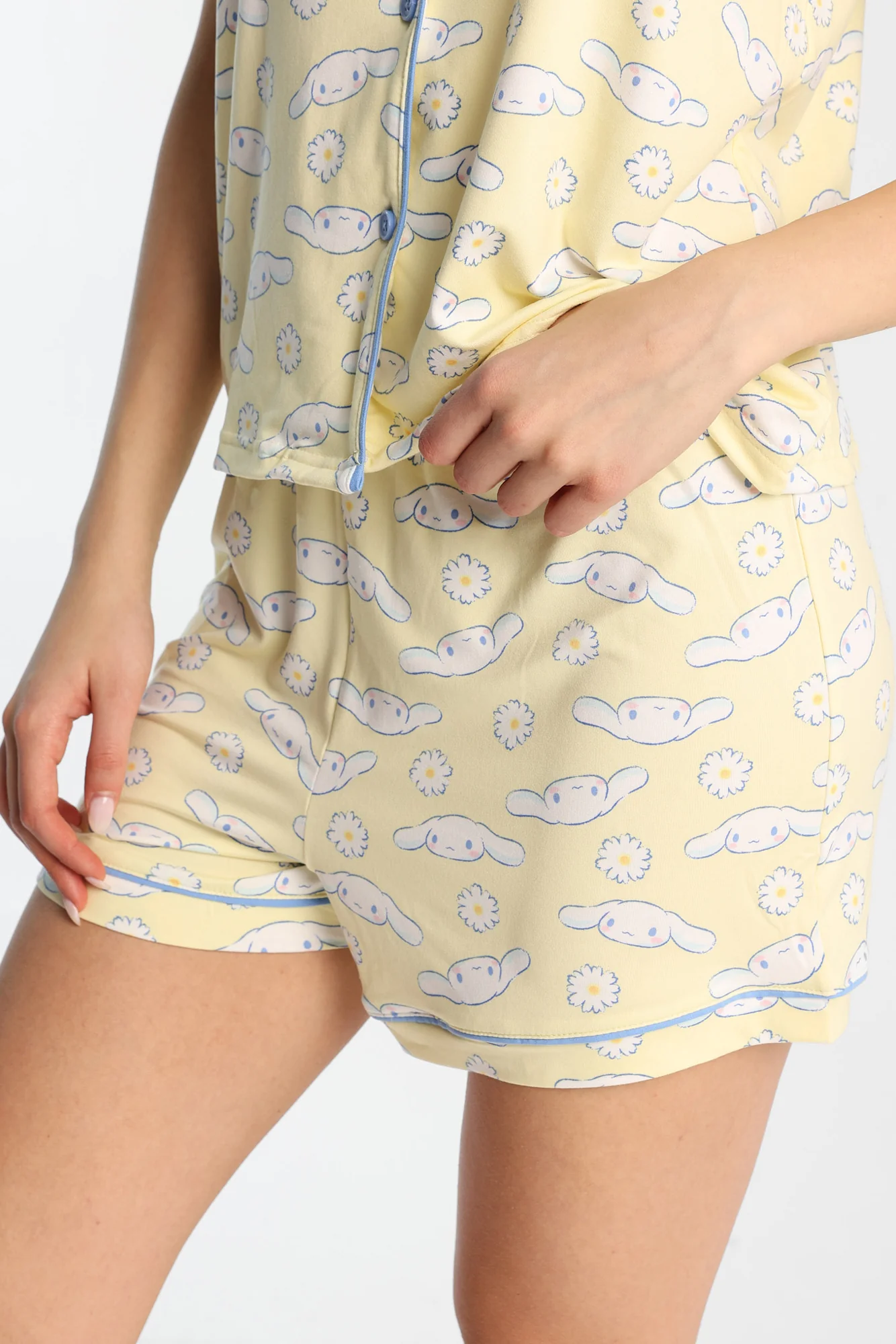 Ensemble chemise et short pyjama imprimé floral Cinnamoroll - Image 5