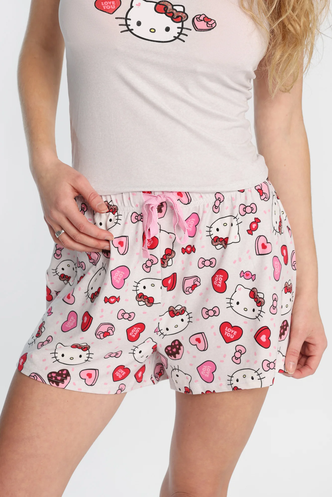 Ensemble camisole et short pyjama super doux imprimé Hello Kitty coeur - Image 4